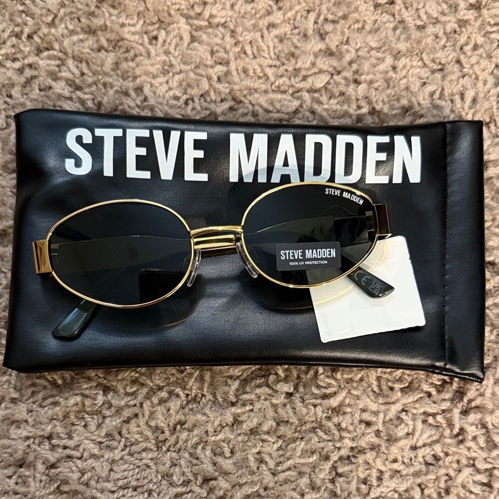 Steve Madden Black and Gold Sunglasses with Case